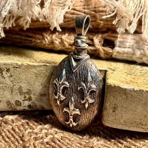 1980s Hand-Cast Sterling Silver Fleur-de-Lis Pendant – Studio Artisan Piece